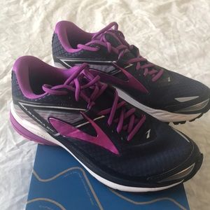 Size 7 Brooks Ravenna B running shoes